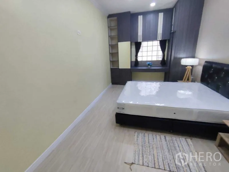 Condominium for rent in Khlong Toei, Bangkok - Bedroom with built-in wardrobes, desk by the window, queen bed and light wood flooring.