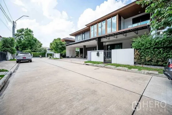 Detached House for sale in Prawet, Bangkok - Quiet residential street view in Prawet with the contemporary detached house facade.