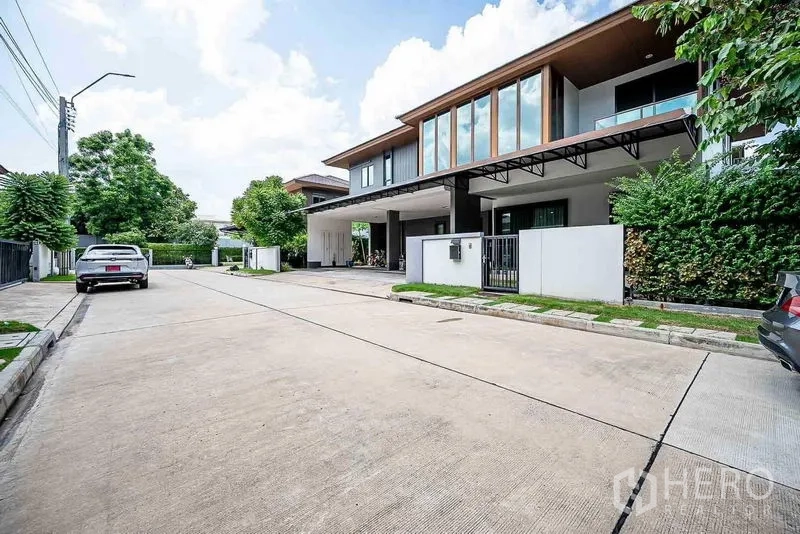 Detached House for sale in Prawet, Bangkok - Quiet residential street view in Prawet with the contemporary detached house facade.