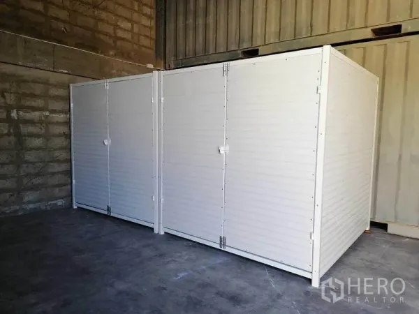 Factory for rent in Bang Phli, Samut Prakan - White modular storage room inside the factory with concrete floor and brick wall.