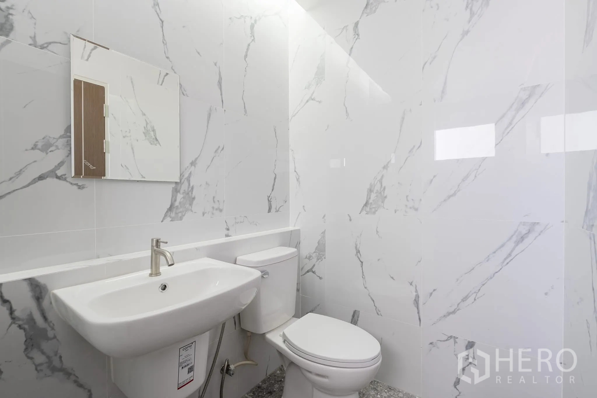 โฮมออฟฟิศ for rent in Khlong Toei, Bangkok - ห้องน้ำขนาดกะทัดรัด ผนังลายหินอ่อน พร้อมอ่างล้างหน้าและโถสุขภัณฑ์
