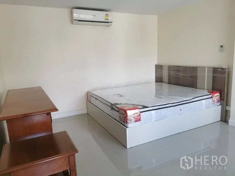 带办公室的家 出租在Chatuchak, Bangkok - 宽敞卧室，配新床垫、空调与内置书桌。