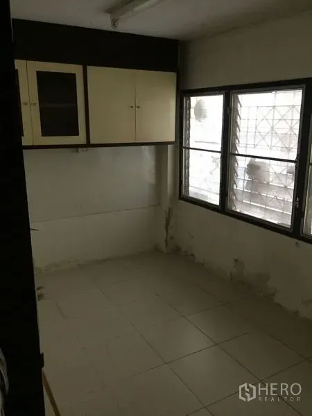 联排别墅 出租在Khlong Toei, Bangkok - 小型储物间或茶水间，墙柜与瓷砖地面