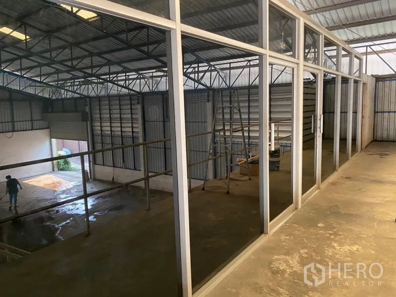 Factory for rent in Lat Lum Kaeo, Pathum Thani - Glass-partitioned mezzanine office corridor overlooking the factory floor.