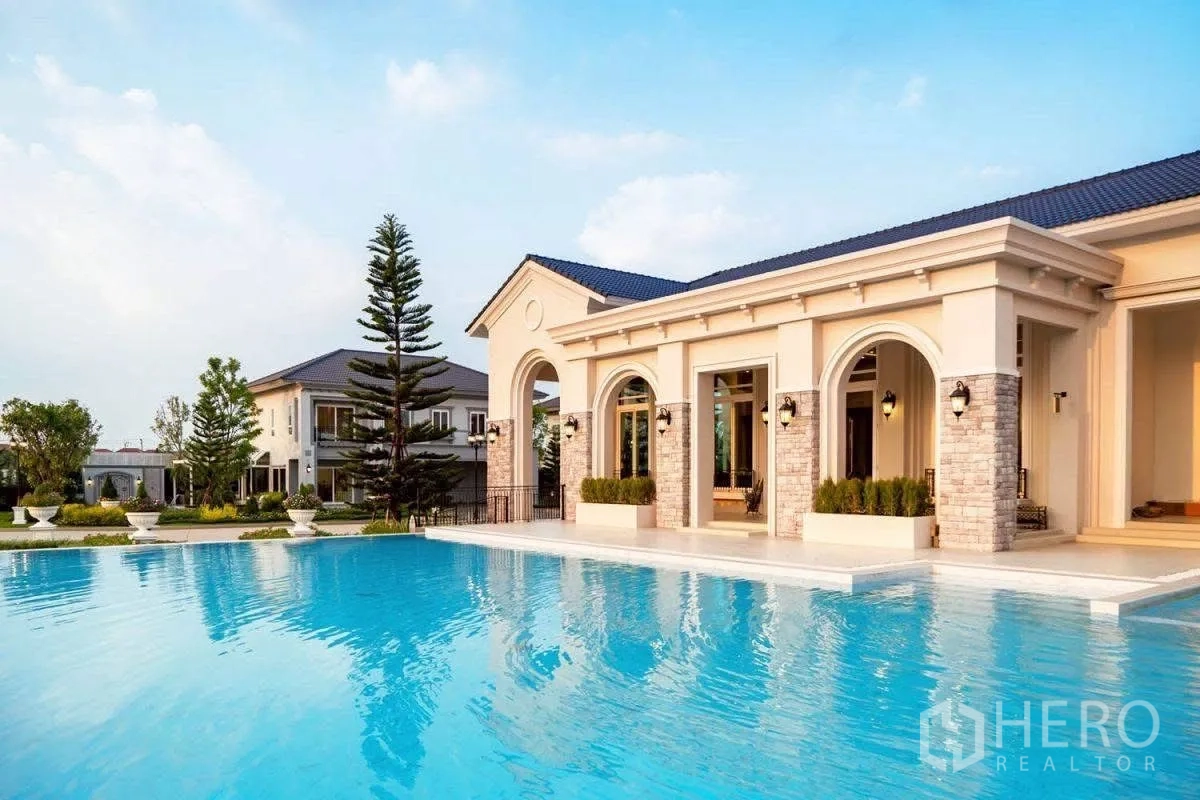Detached House for rent in Khlong Luang, Pathum Thani - Clubhouse building with large outdoor swimming pool
