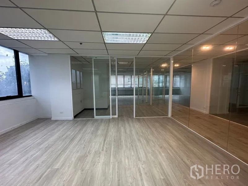Office Space for rent in Din Daeng, Bangkok - Bright corner office area with glass walls and windows.