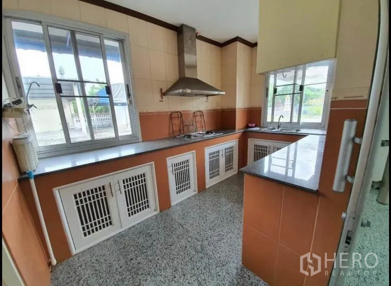 โรงงาน ขายในChon Buri - ห้องครัวสำหรับพนักงาน มีเคาน์เตอร์ เครื่องดูดควัน และหน้าต่างบานใหญ่