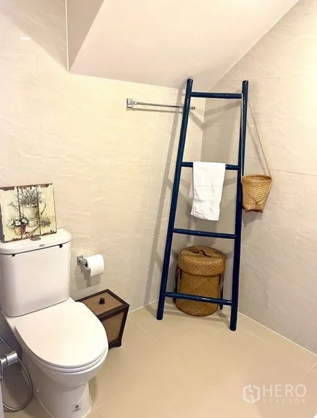 Townhouse for rent in Suan Luang, Bangkok - Clean bathroom with toilet, towel ladder, and tiled walls.