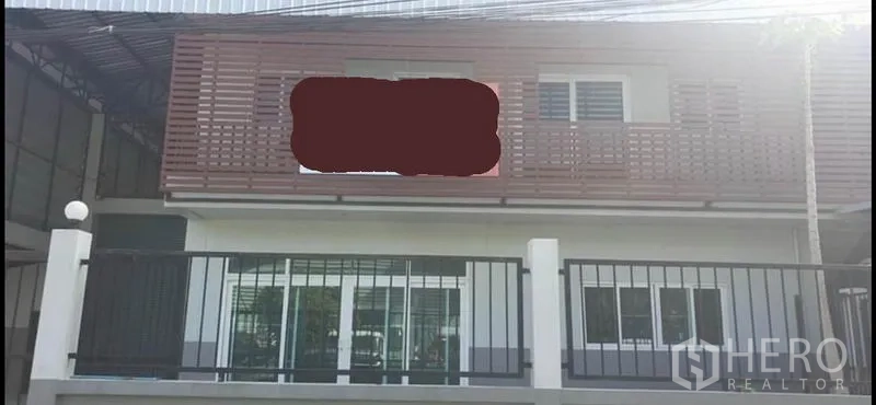 คลังสินค้า ให้เช่าในKhlong Luang, Pathum Thani - ด้านหน้าตึกมีระเบียงชั้นบนกรุระแนงและประตูกระจกชั้นล่าง