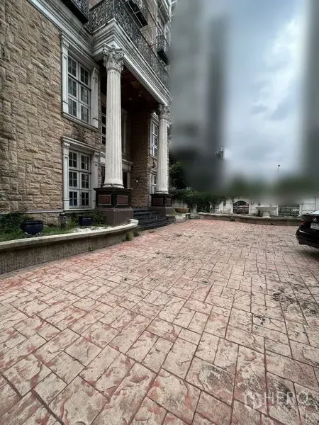 Home Office for rent in Huai Khwang, Bangkok - Stone-clad exterior with tall columns and a wide driveway offering on-site parking.
