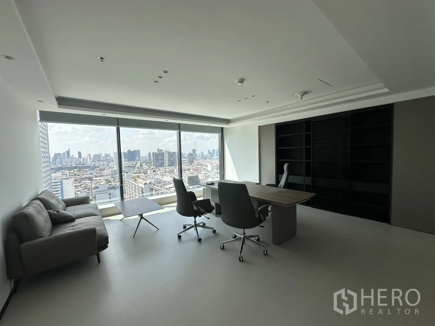 Office Space for rent in Din Daeng, Bangkok - Executive room with panoramic windows overlooking the city skyline.