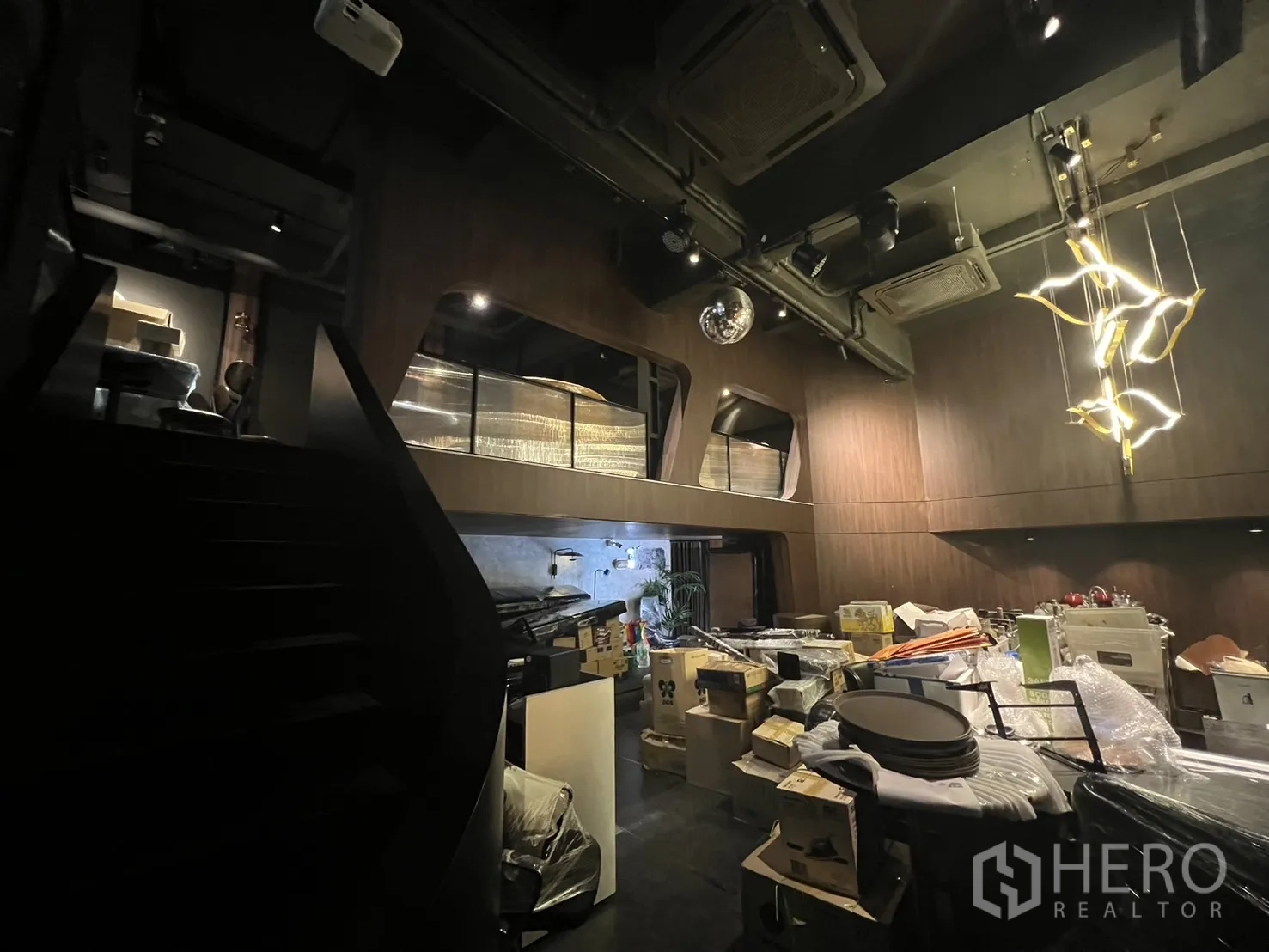 店屋 出租在Watthana, Bangkok - 开放式高挑空间，楼梯与堆放的物资