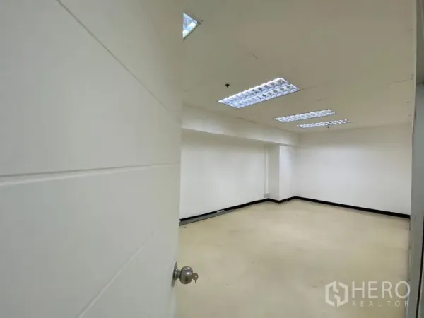 Office Space for rent in Watthana, Bangkok - Private room or meeting space with white walls and bright recessed ceiling lights.