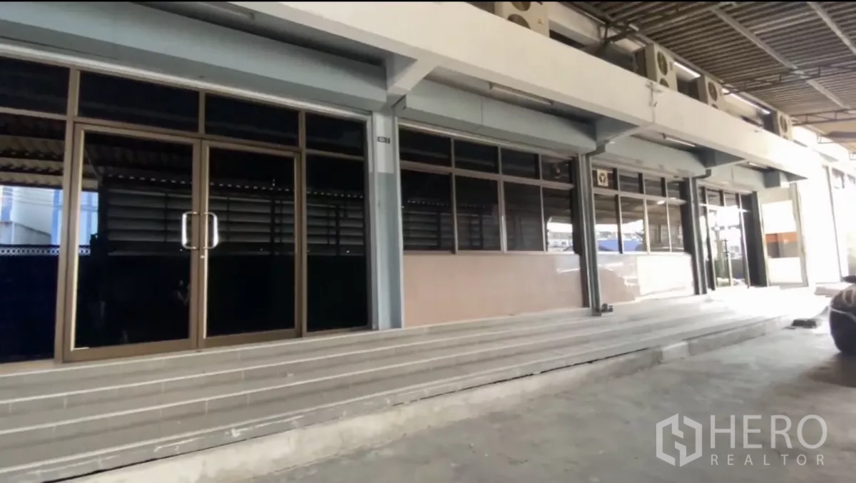 Factory for rent in Bang Phli, Samut Prakan - Glass and aluminum office frontage facing the loading platform.