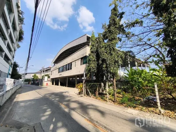货栈 出租在Huai Khwang, Bangkok - 曼谷 Huai Khwang 区街景与弧形屋顶的混凝土工业建筑。