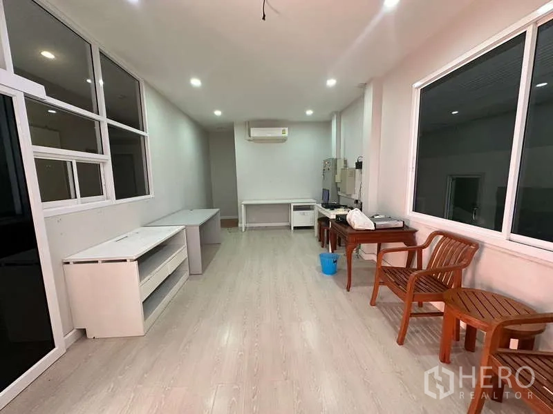 Home Office for rent in Chatuchak, Bangkok - Office space with desks, large windows and air conditioning.
