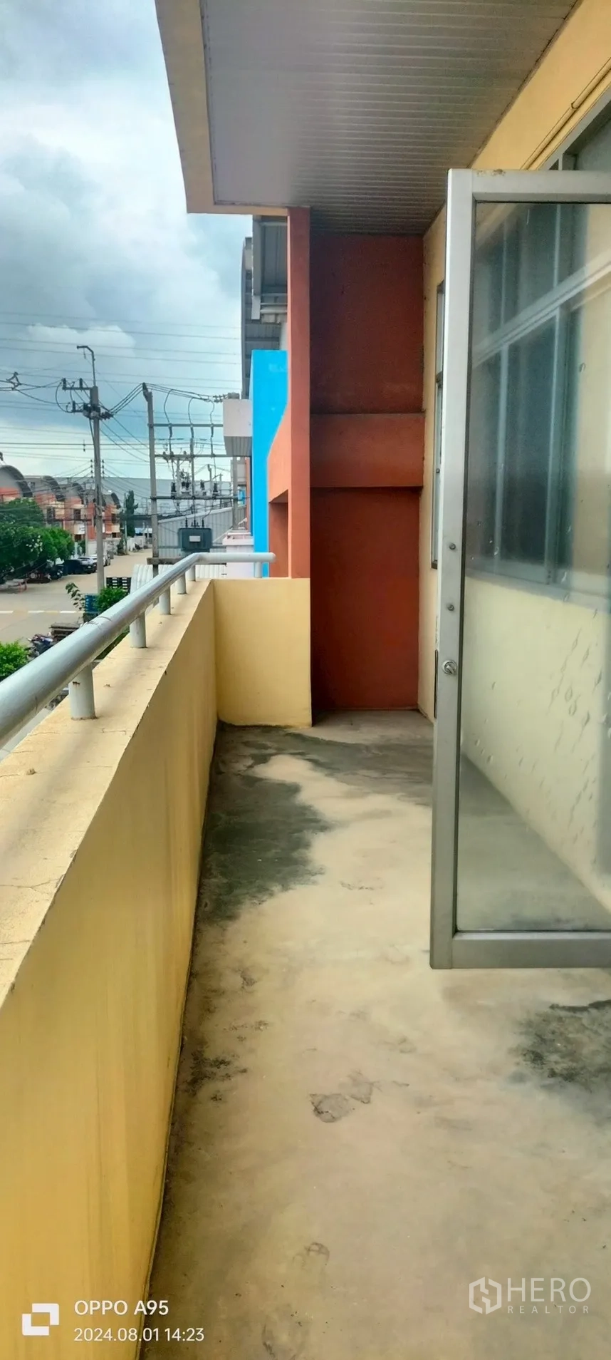 Factory for rent in Khlong Luang, Pathum Thani - Small balcony from the office overlooking the estate road.