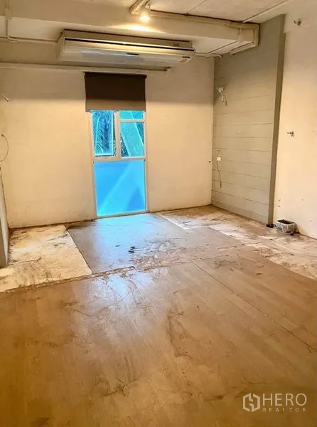 Shophouse for rent in Phaya Thai, Bangkok - Flexible office or studio room upstairs with AC and natural light.