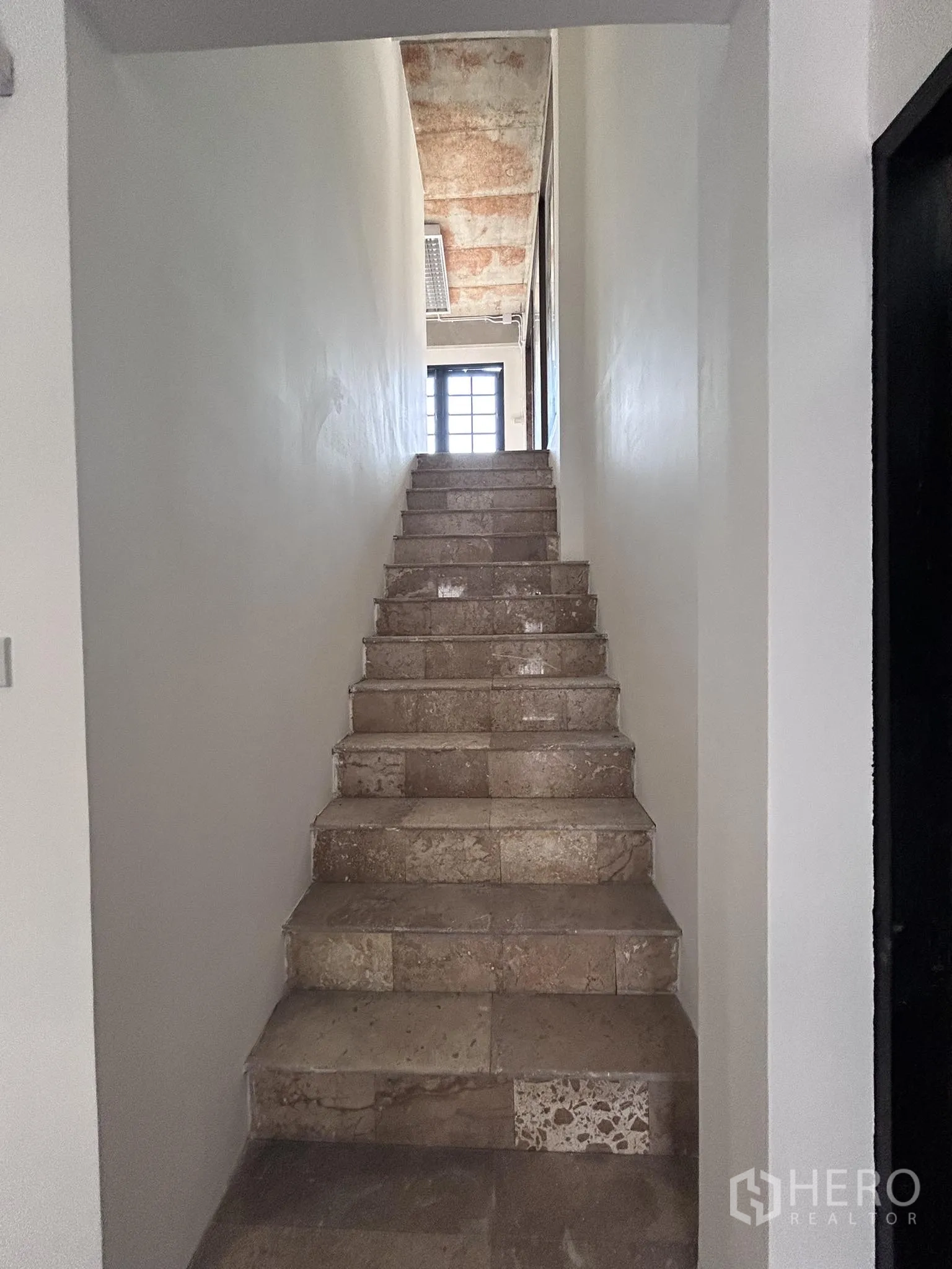 Home Office for rent or sale in Watthana, Bangkok - Internal stairwell with stone steps leading to upper floors.
