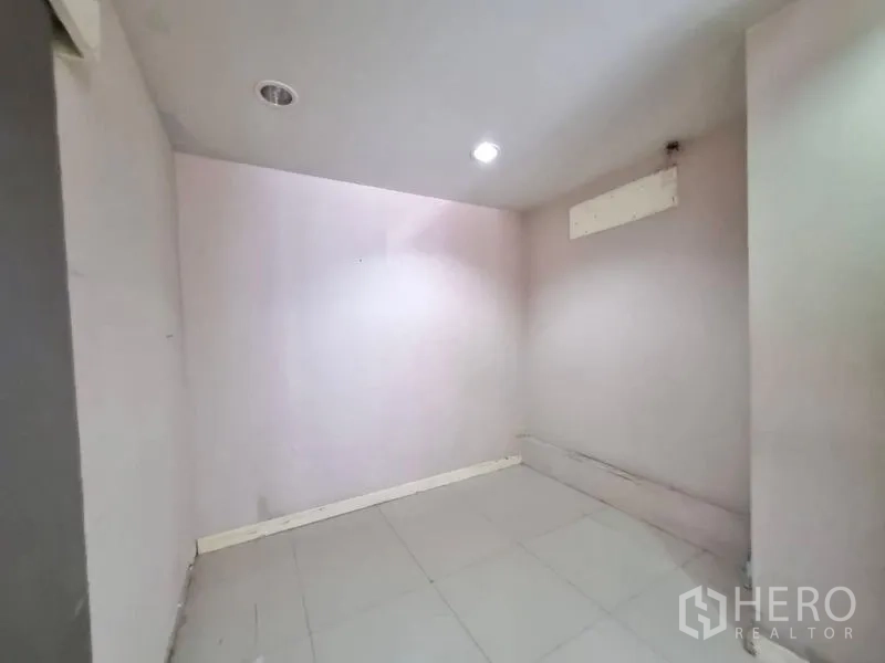 Shophouse for rent in Watthana, Bangkok - Compact utility room with light tiles and ceiling spotlights.