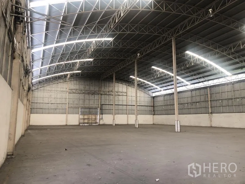 Warehouse for rent in Bang Pa-in, Phra Nakhon Si Ayutthaya - Spacious warehouse interior with high arched roof, steel beams and open floor area.