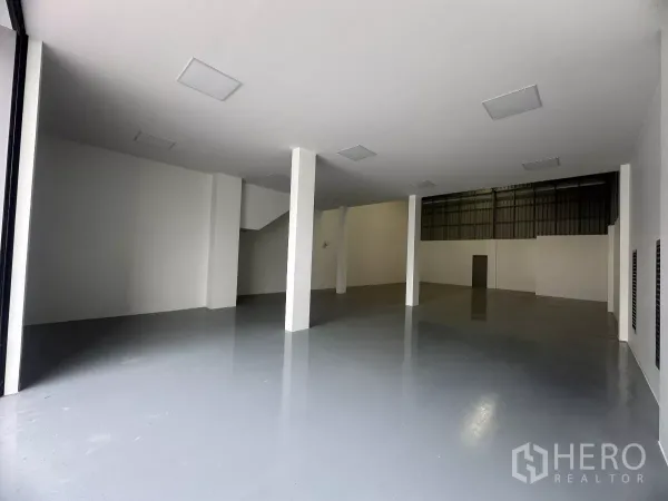 货栈 出售在Khlong Luang, Pathum Thani - 开阔装卸区，环氧地面、挑高天花与宽敞出入口。