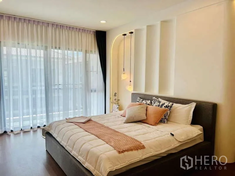 独立式住宅 出租在Bang Phli, Samut Prakan - 卧室落地纱帘，采光好并可眺望阳台。
