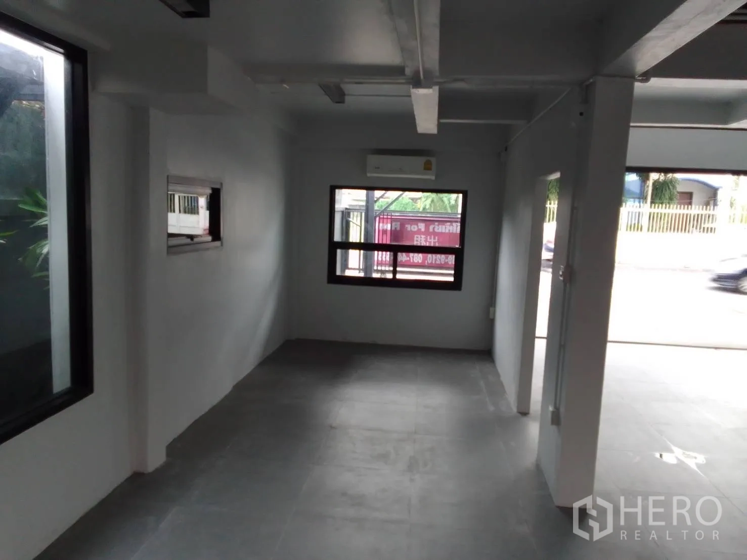 สำนักงานที่บ้าน ให้เช่าในWang Thonglang, Bangkok - ห้องทำงานยาวปูกระเบื้อง หน้าต่างและแอร์ติดผนัง