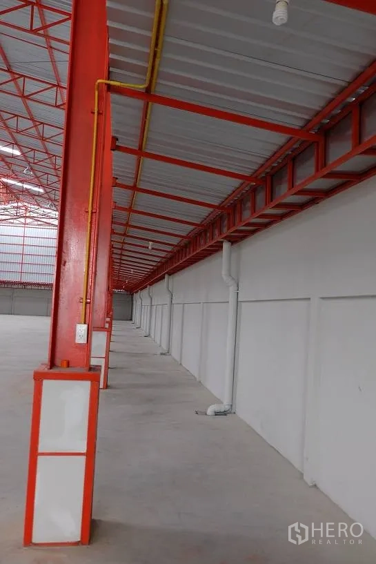 Warehouse for rent in Bang Phli, Samut Prakan - Close-up of a structural column, cable tray, and high roof inside the hall.
