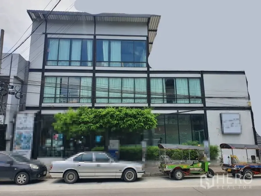 พื้นที่ขายปลีก ให้เช่าในSathon, Bangkok - อาคารพาณิชย์ 3 ชั้น ทันสมัย หน้ากระจกขนาดใหญ่ มีที่จอดริมถนนในย่านสาทร