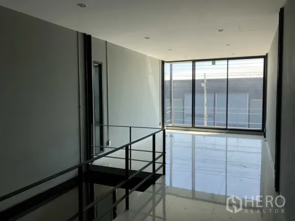 Warehouse for rent in Bang Phli, Samut Prakan - Mezzanine office corridor with floor-to-ceiling windows and railing.