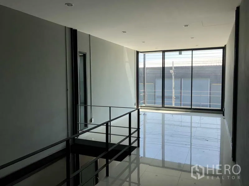 Warehouse for rent in Bang Phli, Samut Prakan - Mezzanine office corridor with floor-to-ceiling windows and railing.