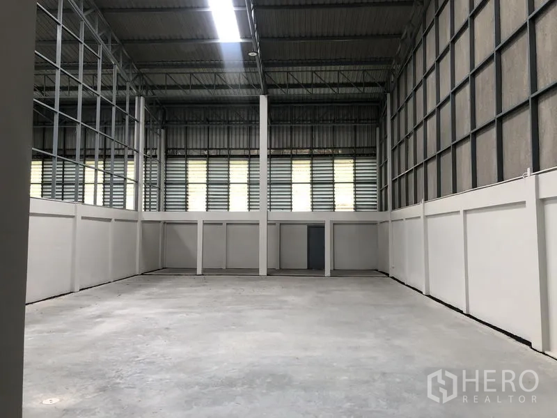 Factory for rent in Pak Kret, Nonthaburi - Spacious production hall with high ceiling, concrete floor and ventilation louvres.