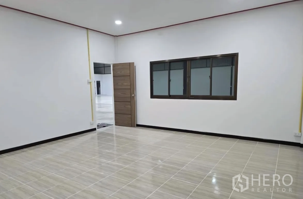 货栈 出租在Khlong Sam Wa, Bangkok - 明亮的瓷砖办公室，带窗户与木门，可直通仓库主空间。