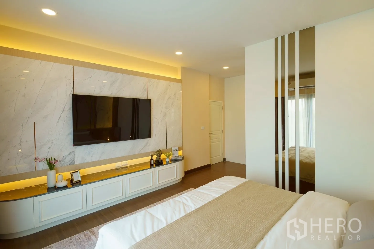 Detached House for sale in Bang Phli, Samut Prakan - Spacious master bedroom with marble TV wall and warm ambient lighting