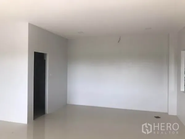 工厂 出租或出售在Mueang Samut Sakhon, Samut Sakhon - 办公室另一角度，平整地面与通道门。