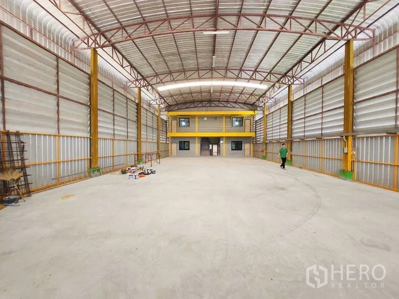 Warehouse for rent in Lat Krabang, Bangkok - Open warehouse hall facing a two-storey office mezzanine inside the building.
