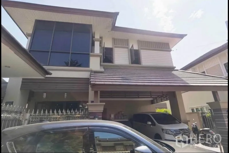 Detached House for sale in Bang Yai, Nonthaburi - Modern facade with large corner windows and double carport.