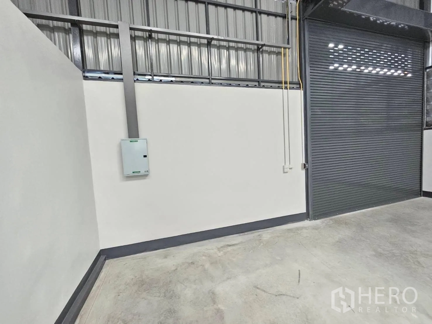 Warehouse for rent in Lam Luk Ka, Pathum Thani - Warehouse interior featuring a partitioned glass office room at the side.