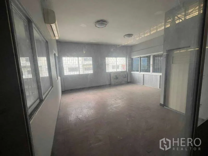 货栈 出租在Lam Luk Ka, Pathum Thani - 仓库内办公室，带铁栏窗与空调，采光良好