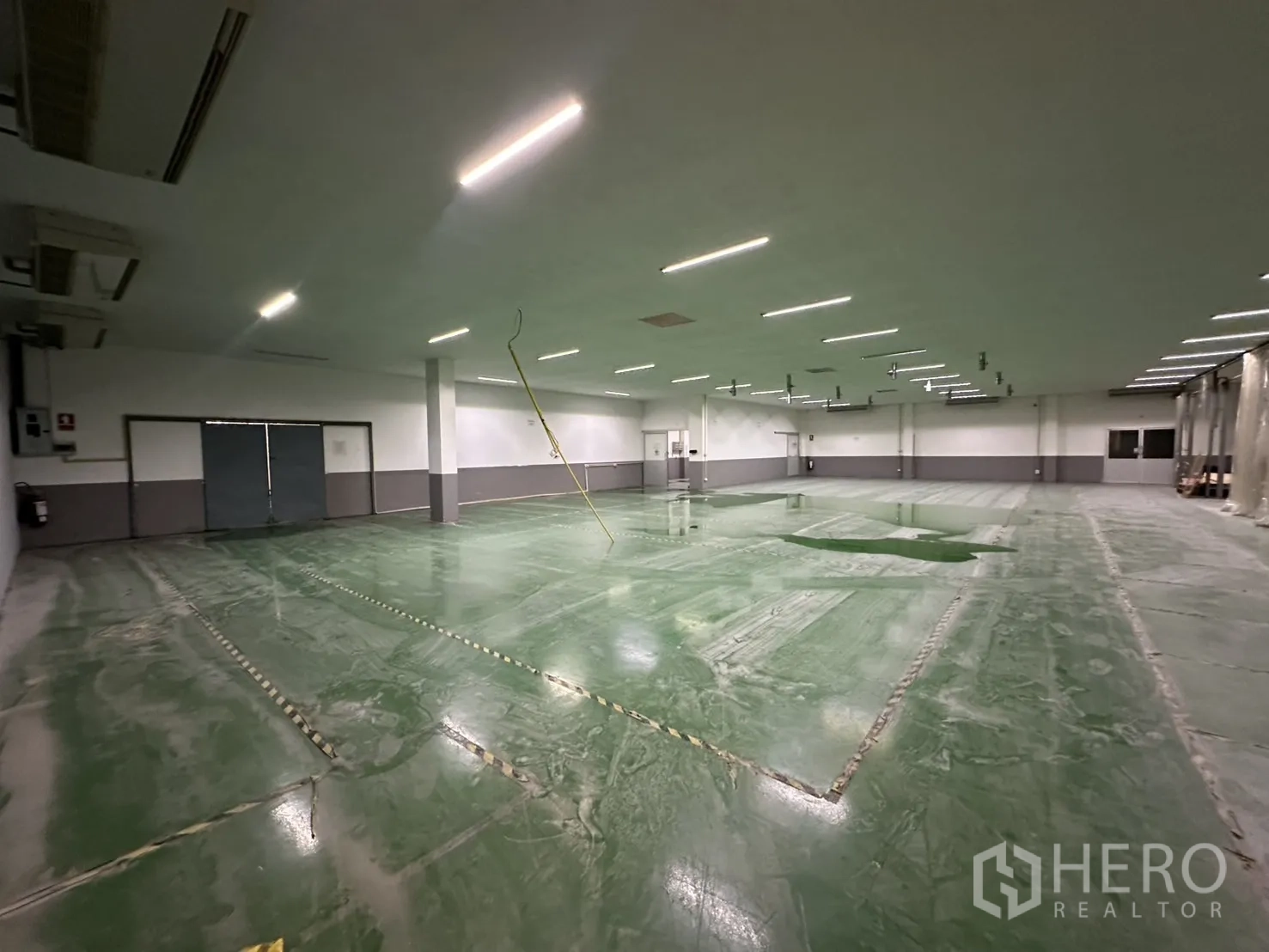 Factory for rent - Air-conditioned production room with lowered ceiling and green epoxy floor.