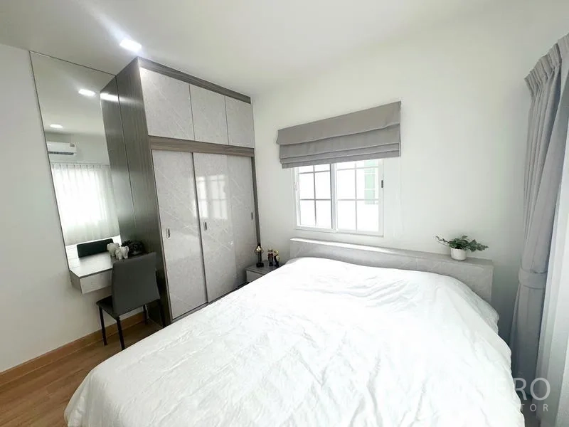 Detached House for rent - Bedroom with sliding-door wardrobe, desk and window for daylight.