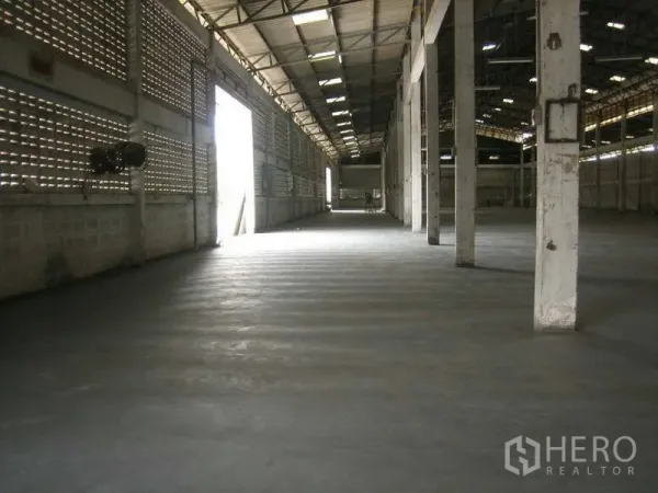 货栈 出租在Min Buri, Bangkok - 仓库内部宽敞，高钢结构屋顶、混凝土地面与采光窗，位于曼谷民武里。