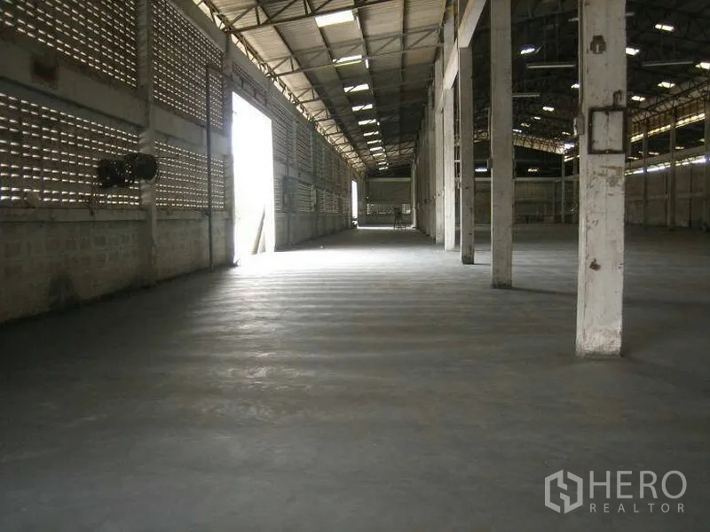 货栈 出租在Min Buri, Bangkok - 仓库内部宽敞，高钢结构屋顶、混凝土地面与采光窗，位于曼谷民武里。
