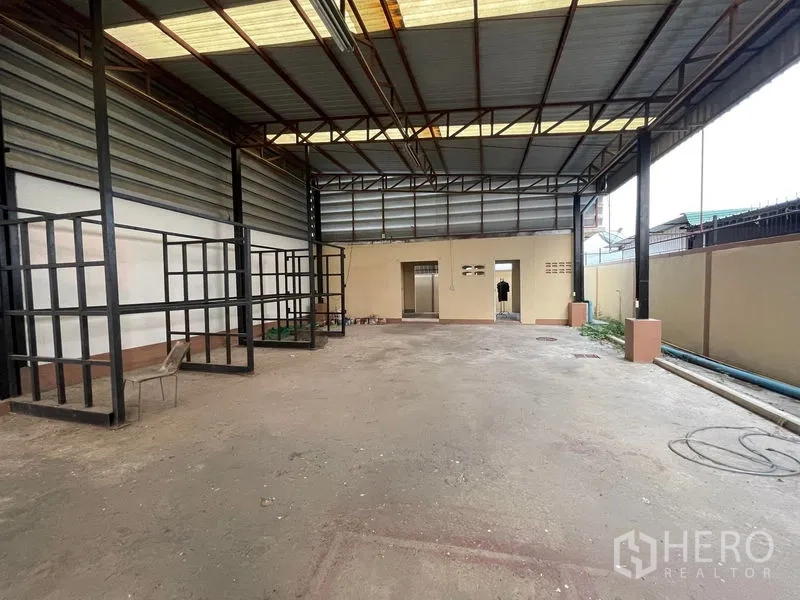 工厂 出租在Lat Lum Kaeo, Pathum Thani - 后方半露天作业区，钢架与服务间出入口。