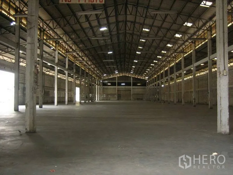 货栈 出租在Min Buri, Bangkok - 开阔的仓库大厅，桁架高顶、照明充足，柱网规整。