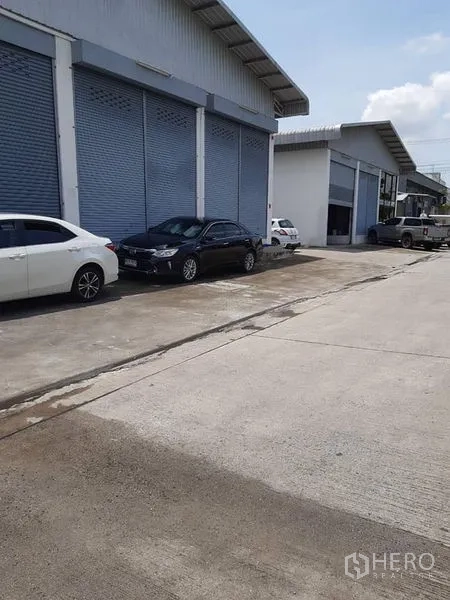货栈 出租在Bang Phli, Samut Prakan - 仓库门前宽阔车道，便于装卸与停车。