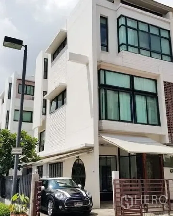 Home Office for sale in Wang Thonglang, Bangkok - Modern three-storey home office corner unit with large windows, private gate and covered parking in Wang Thonglang, Bangkok.