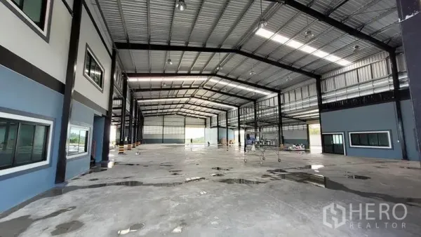 Factory for rent or sale in Phanat Nikhom, Chon Buri - Open production hall with clear-span roof, ample lighting and wide loading access.