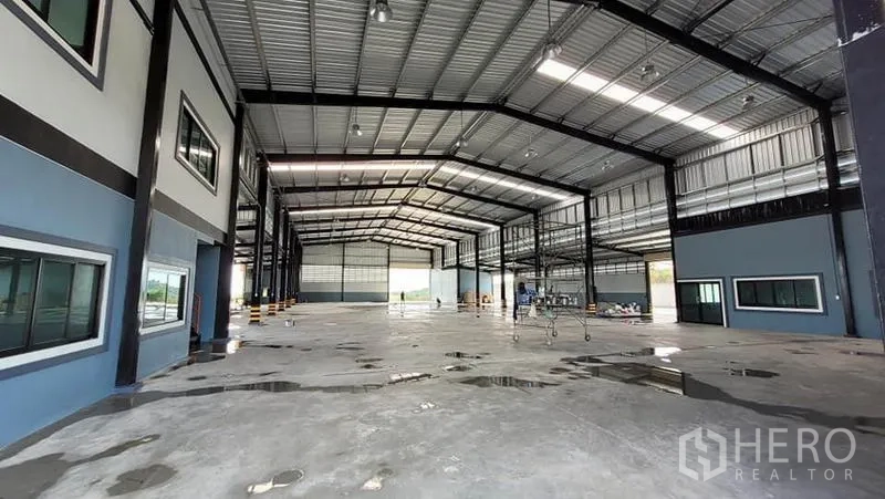 Factory for rent or sale in Phanat Nikhom, Chon Buri - Open production hall with clear-span roof, ample lighting and wide loading access.